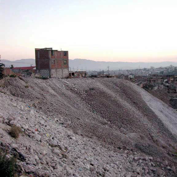 Three-story house located along a ridge in Arequipa